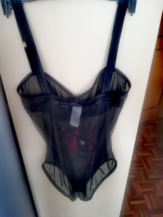 Lingerie: Body Guess preto com bordado de flores