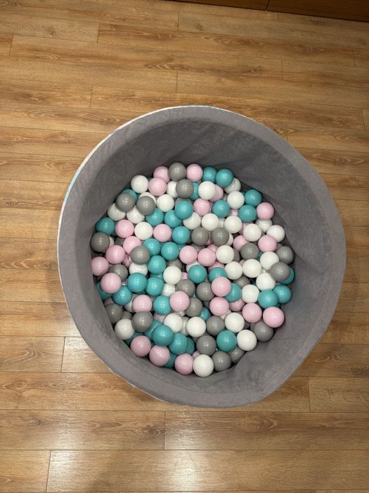 Suchy basen z kulkami.