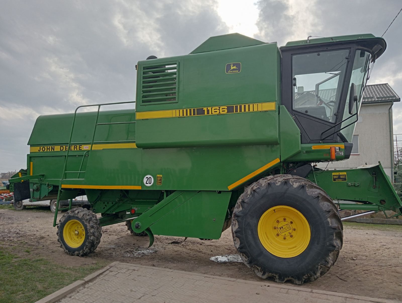 Комбайн свіжопригнаний John Deere 1166