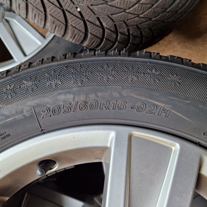 Felgi aluminiowe Audi a4 16 cali + opony zimowe