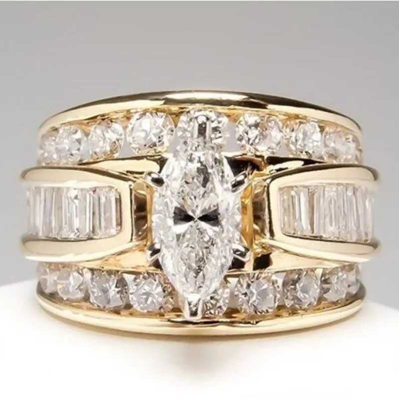 pięknie mieniący się potrójny pierścionek kolor złoty