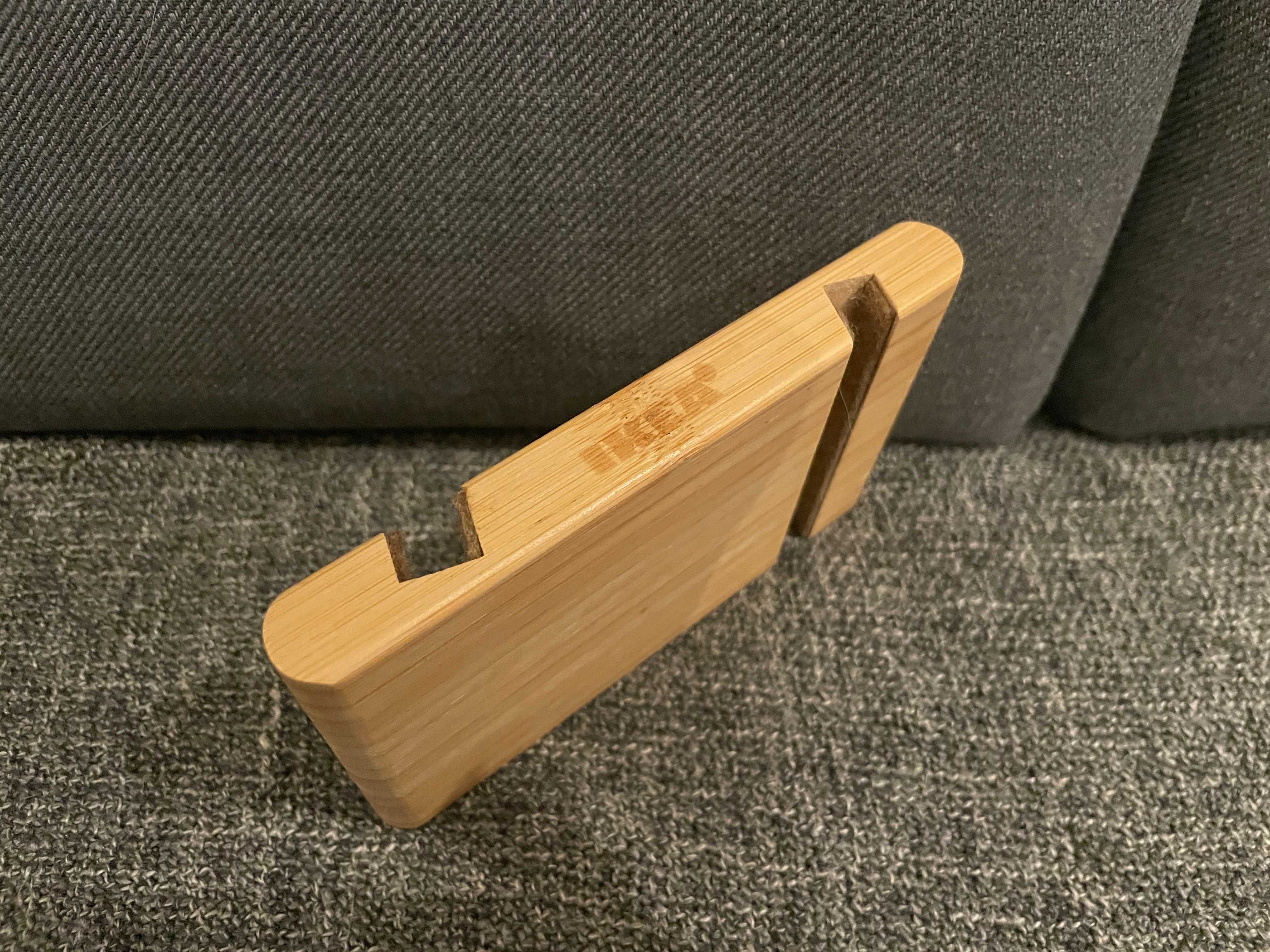 drewniana podstawka pod telefon Ikea Bergenes