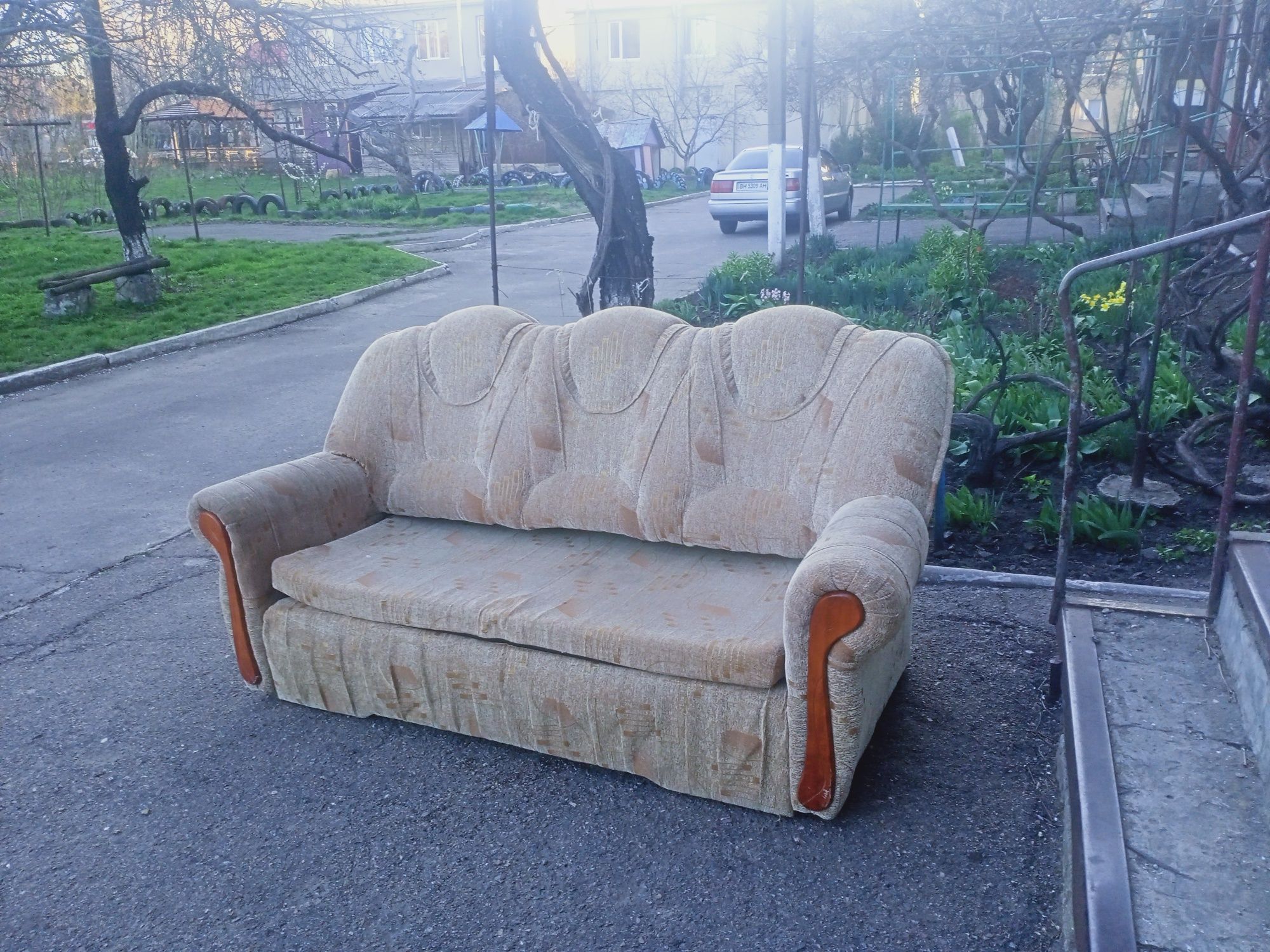 Мебель(диван) бежевый