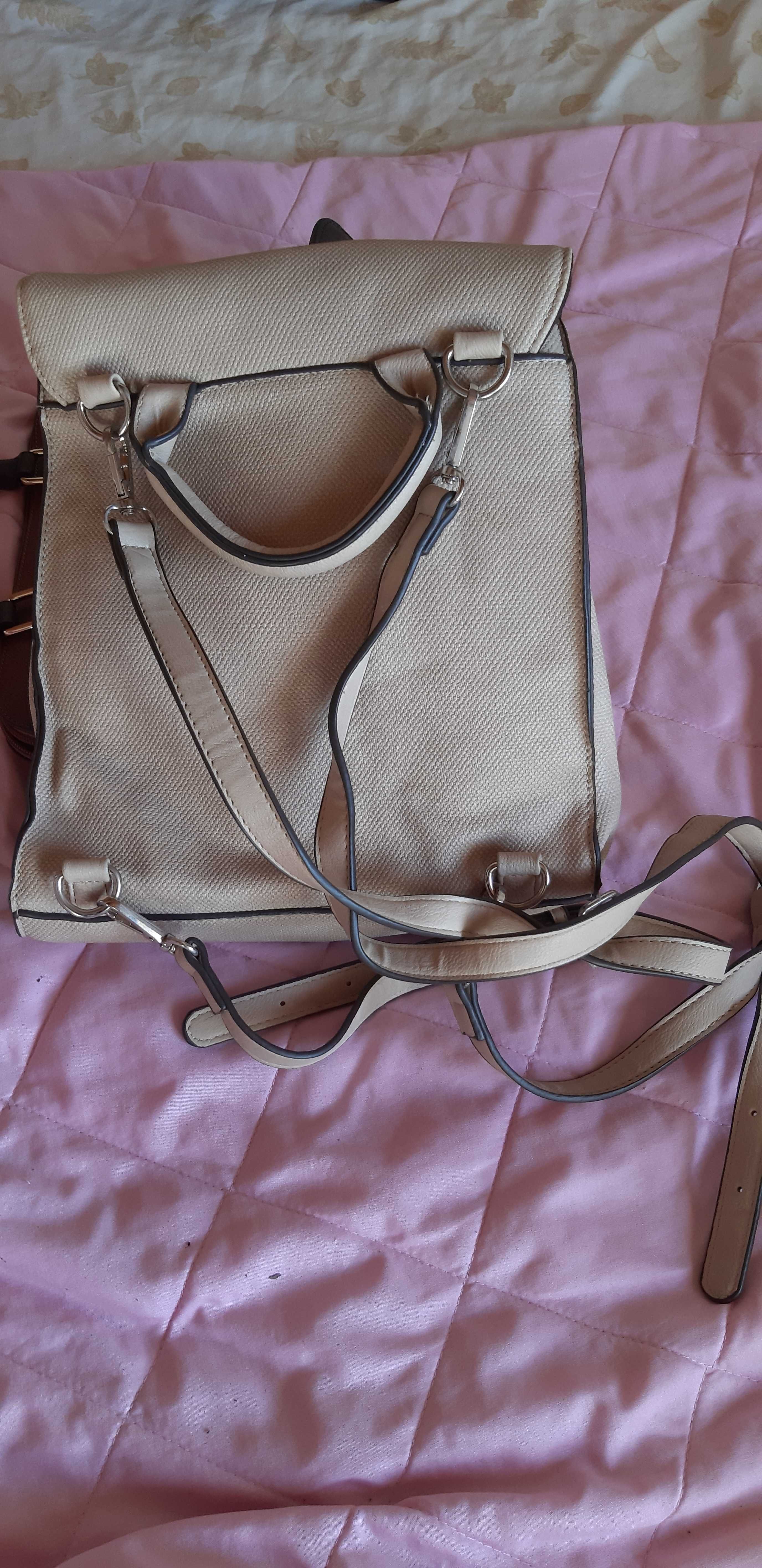 Vendo duas malas (uma tipo mochila) e uma carteira, praticamente novas