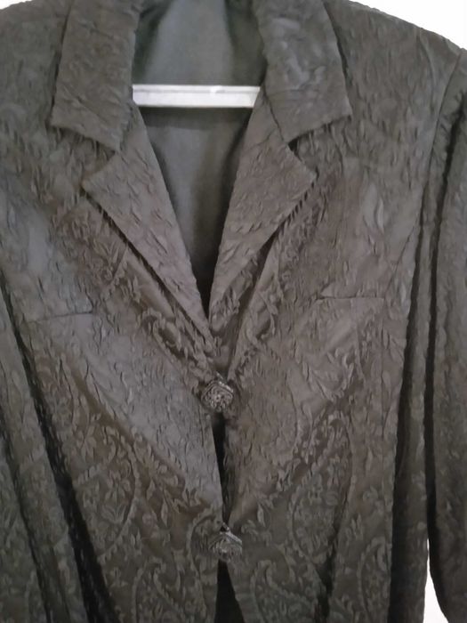 Casaco preto comprido brocado, para cerimónia.