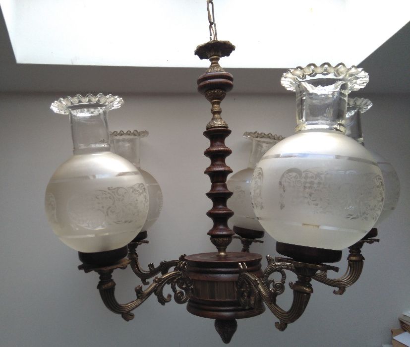 Candeeiro rústico em madeira e metal