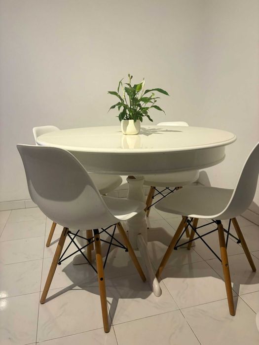 Mesa de jantar extensível com cadeiras