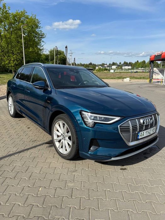 Авто Audi E-tron 55