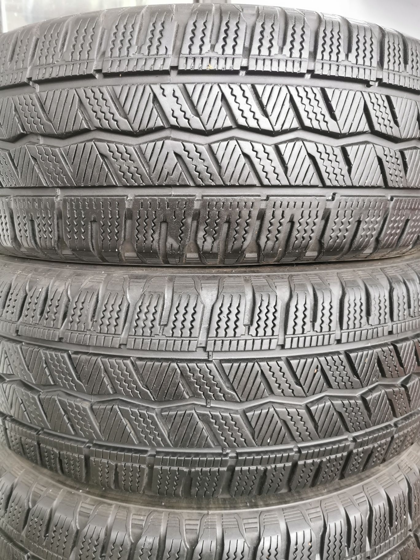 Opony zimowe 215/60r17C 21r