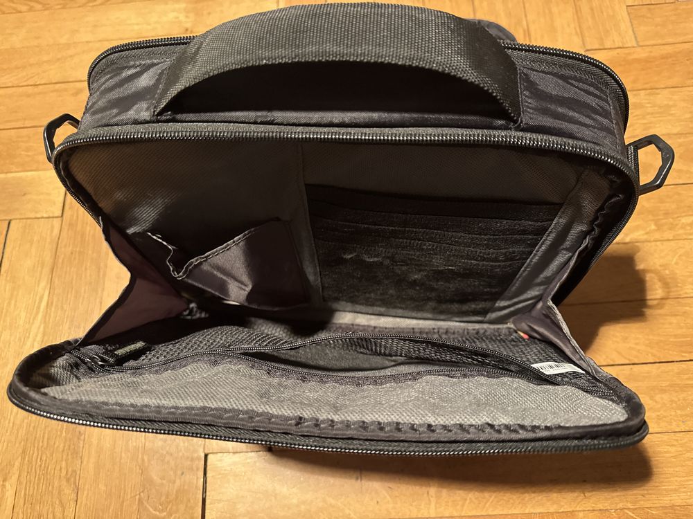 Pokrowiec sztywny walizeczka case logic na laptop