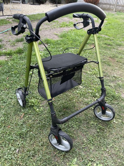 Balkonik z kolkami i siedziskiem dla seniorao