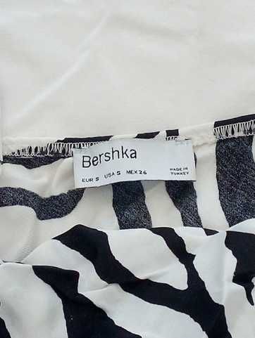 Vestido de padrão de zebra (Bershka)