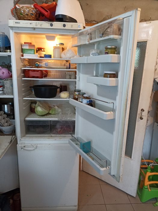 Високий і надійний холодильник Bosch-180 cm. Морозилка.