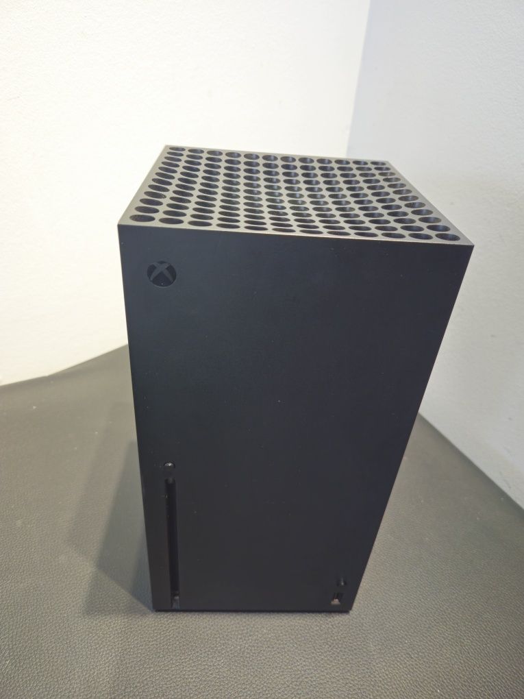 Xbox Series X 1TB + 5 Jogos + Bateria para o Comando – LOJA!
