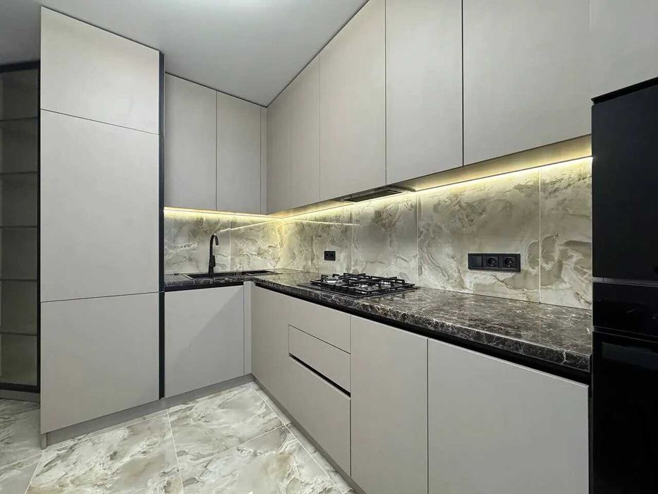 Двокімнатна з балконом поруч поруч університету