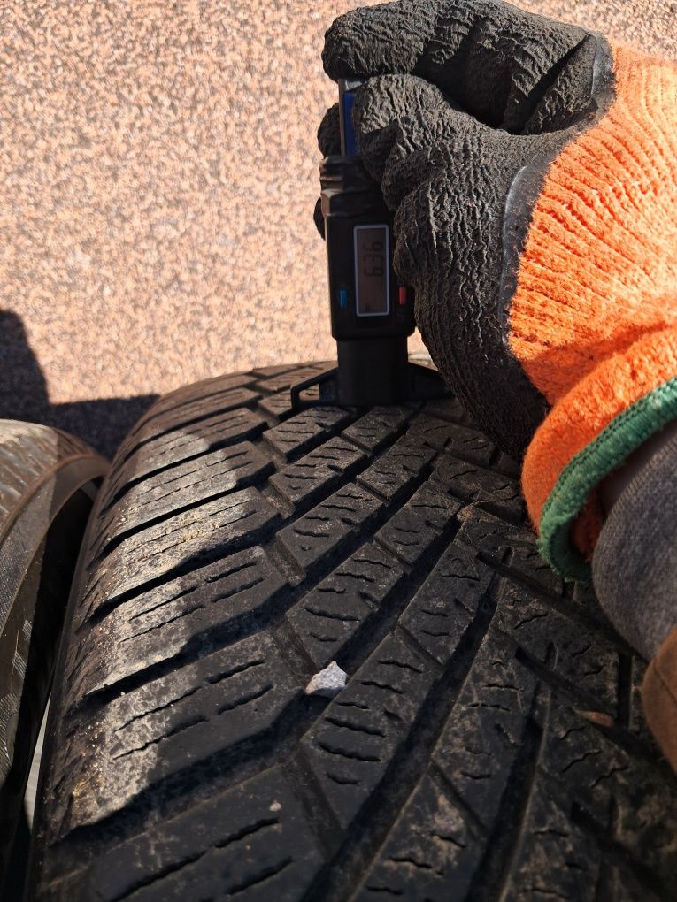 225/55 R18 102V M+S - Yokohama BluEarth WinterV906- 16/2023 - ~6,3mm