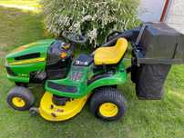 John Deere LA115 z koszem, 19,5 KM