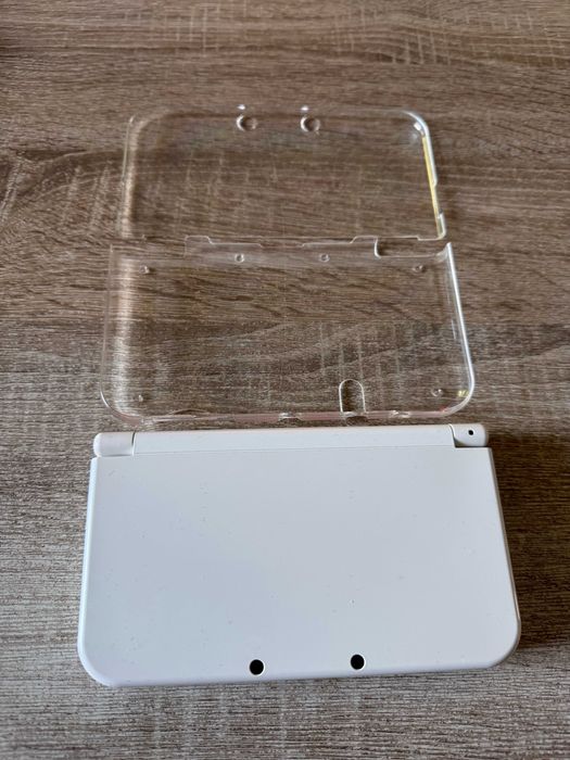 New Nintendo 3DS XL + etui, ładowarka i karta microSD 64GB