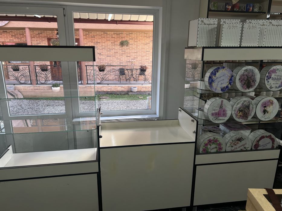 Вітрина для магазина