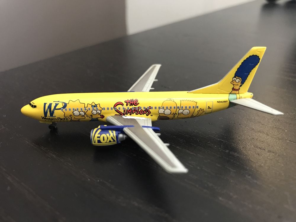 Avião Boeing 737-300 Western Pacific - Livery dos Simpsons
