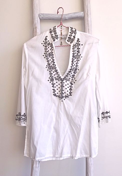 Túnica branca com lantejoulas