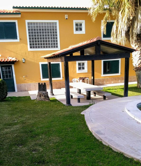Moradia usada com jardim e piscina