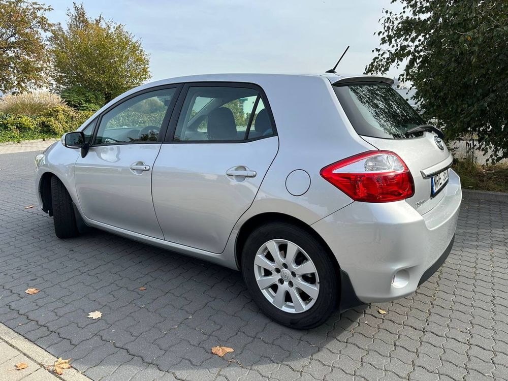 Toyota Auris  1.6 Бенз