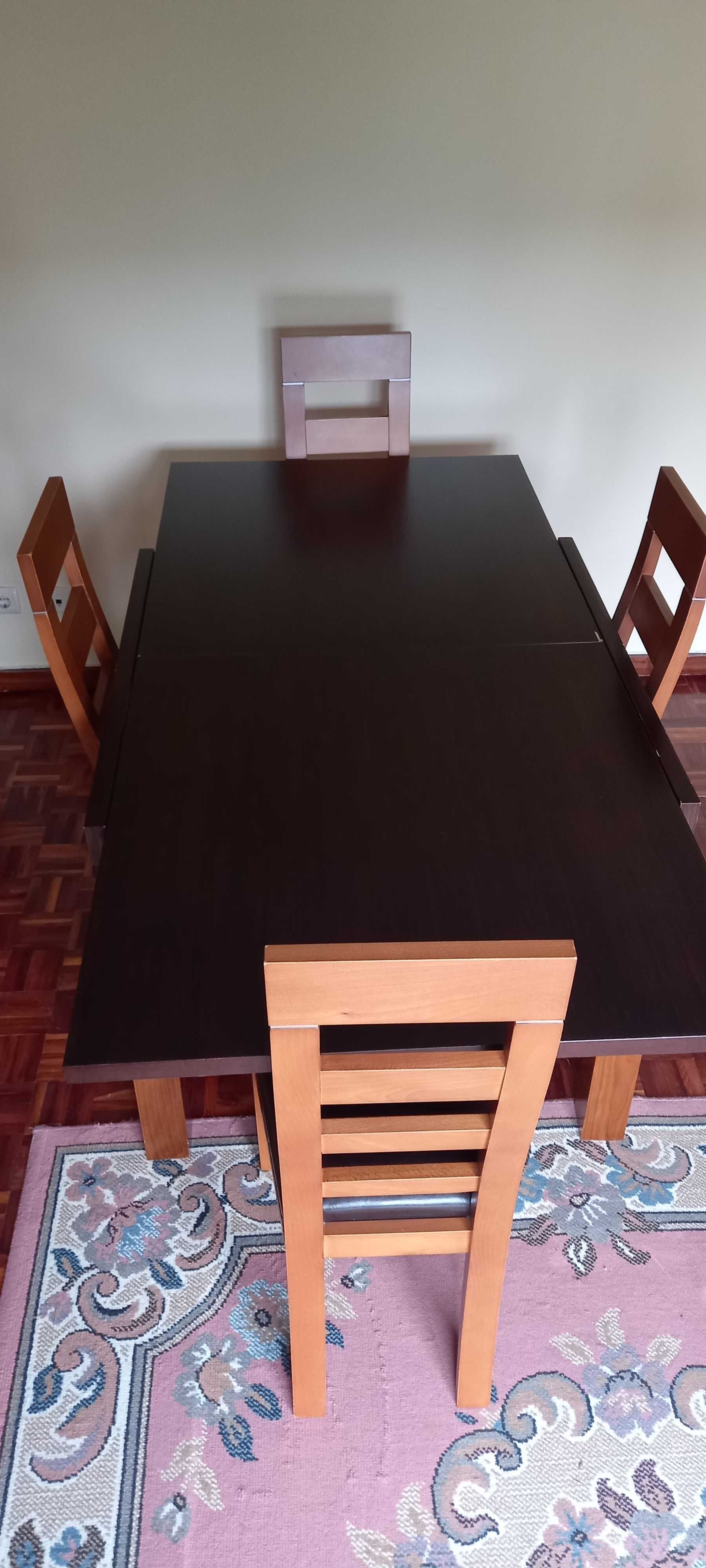 Conjunto de móvel de sala com mesa extensível e 4 cadeiras