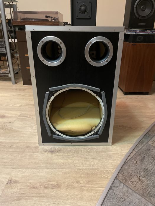 Subwoofer obudowa ze wzmacniaczem na glosnik 30cm  sprawne