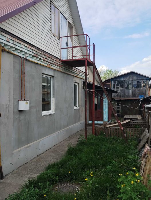 1\2 будинку + майстерня