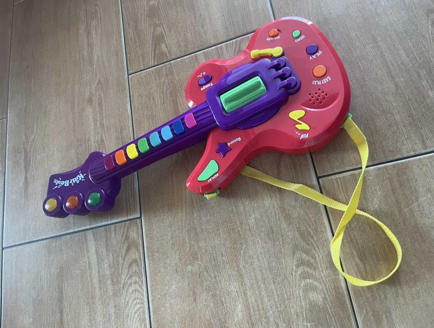 Kidz Beats zabawkowa grająca i świecąca gitara dla dzieci