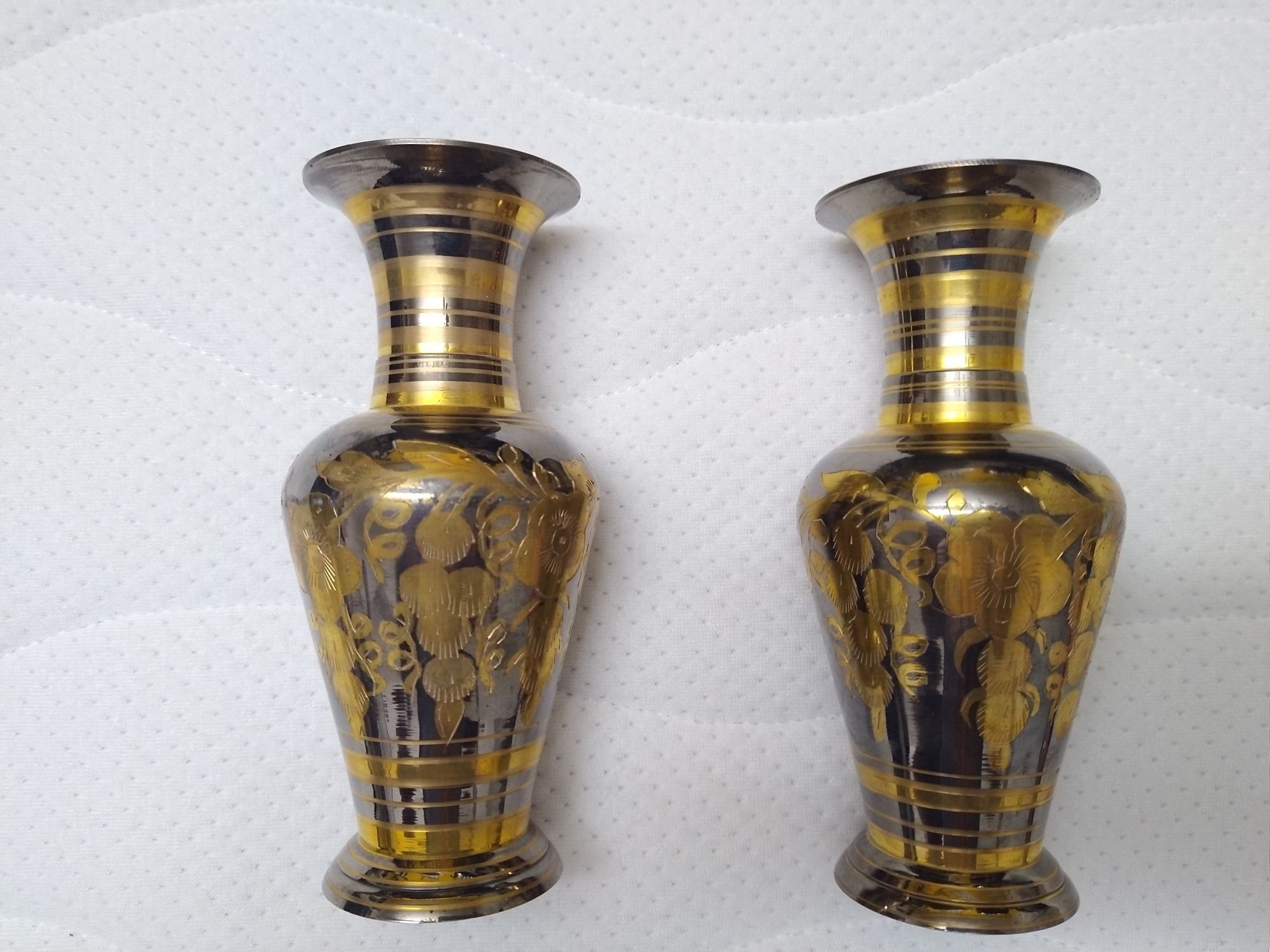 Vaso jarra de latão bicolor Fabricado na Índia Pátina natural.