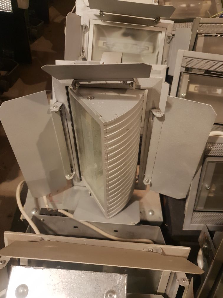 Lampy  halogenowe nastawne  kierunkowe  z klapkami do lokalu sklepu