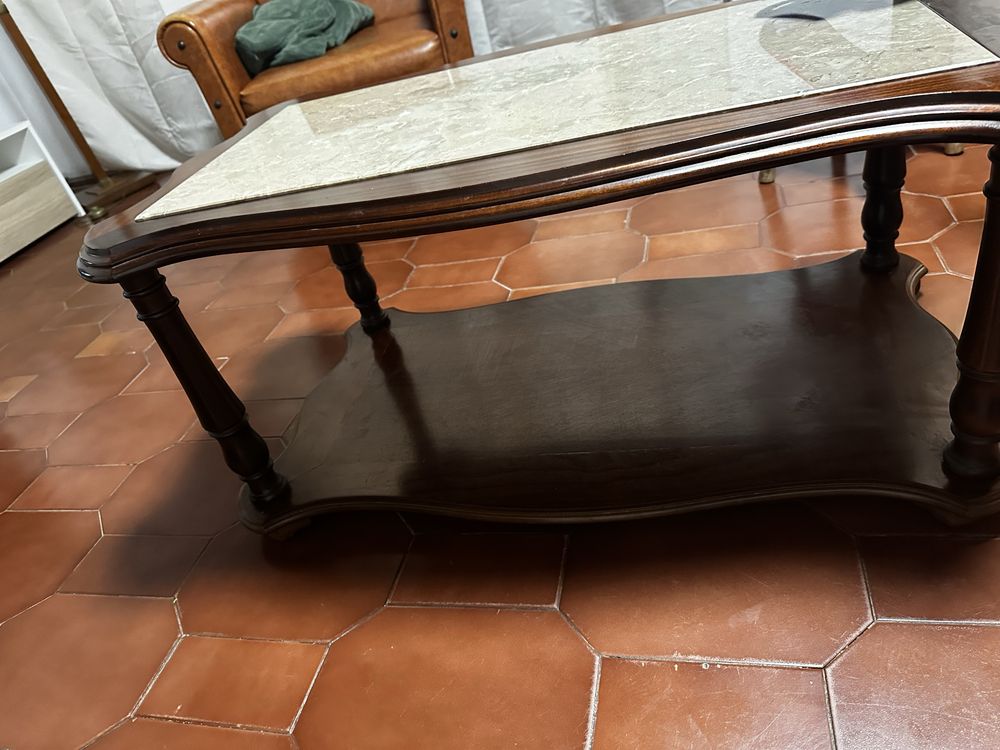 Mesa de centro de marmore e madeira