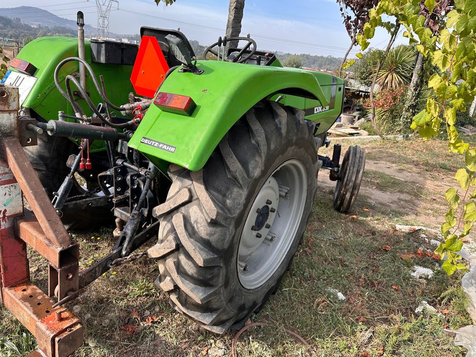 Trator Deutz com 54 cavalos
