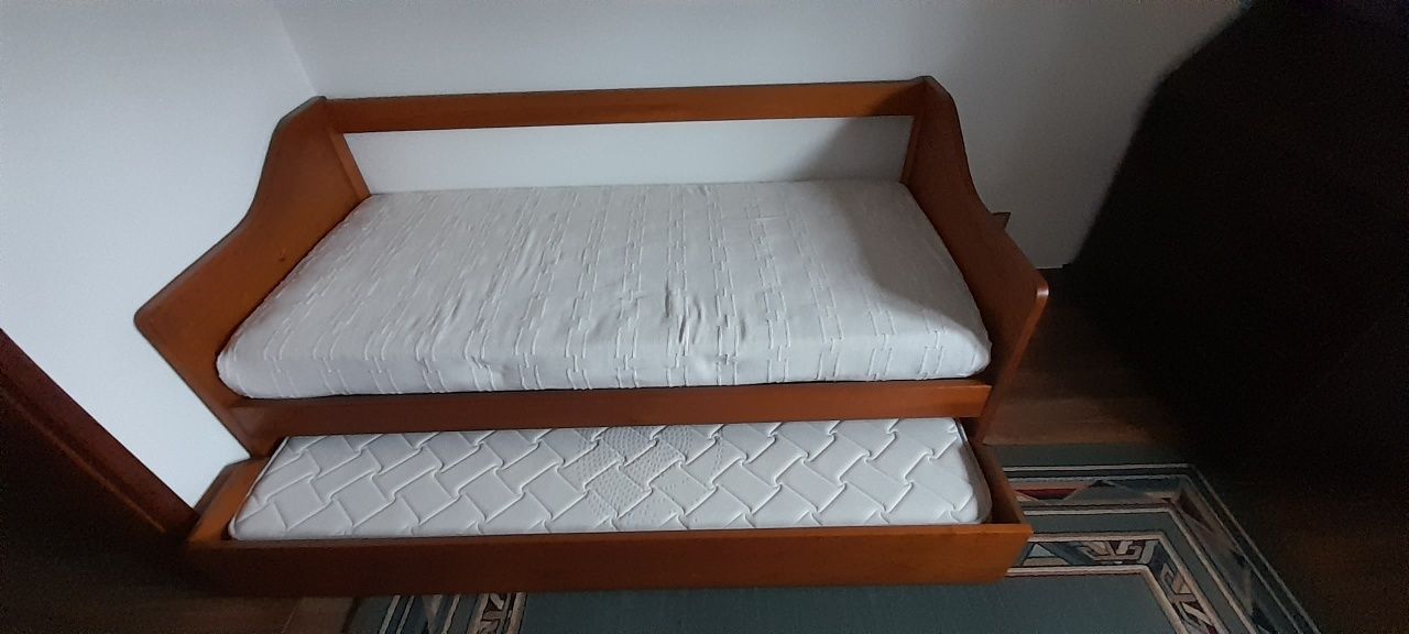 Cama em pinho tratado com 2 colchões