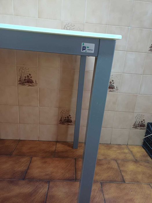 Mesa em ferro com tampo de vidro