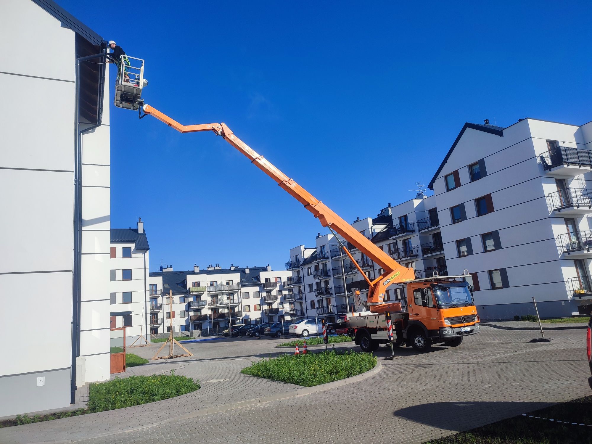 Podnośnik koszowy Zwyżka 28 m / 19 m. na gąsienicach