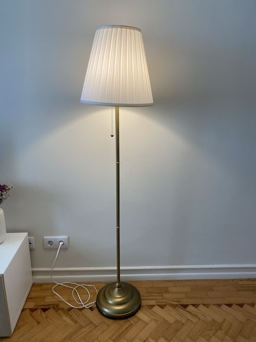 Candeeiro de pé branco