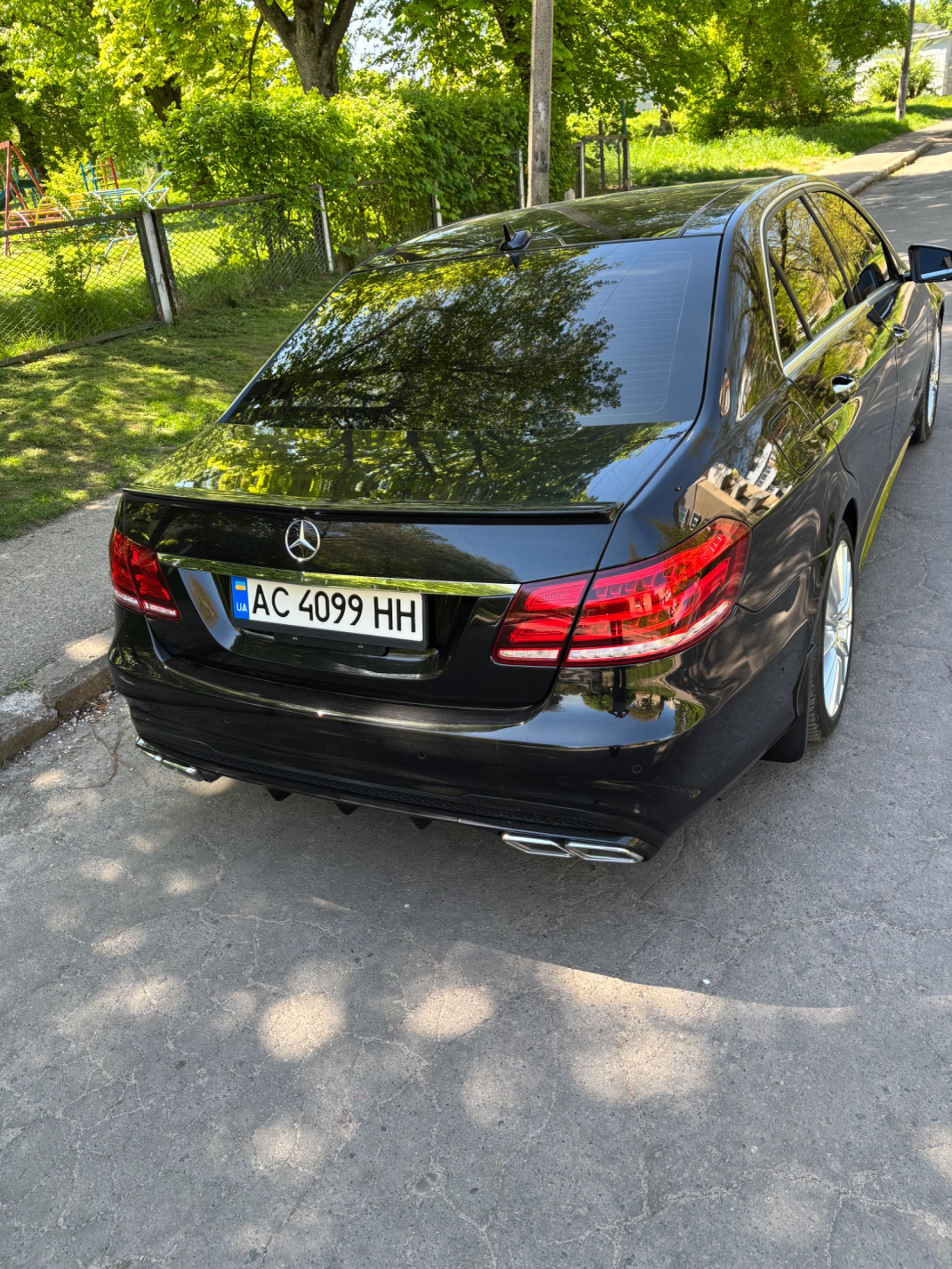 Автомобіль Mercedes Benz