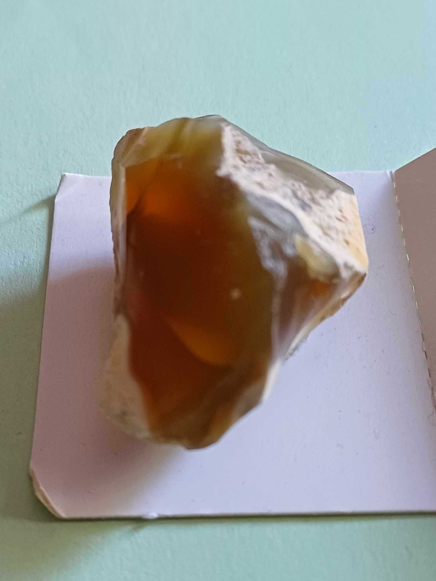 Piekny opal miodowy z Tatabanya. Węgry.