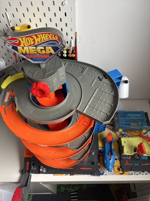 Hot wheels mega garage + dodatki