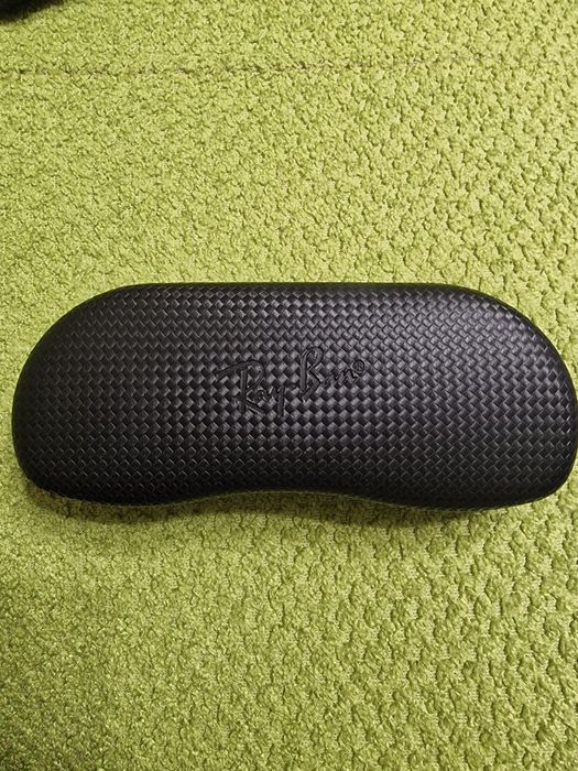 Продам фірмовий футляр Ray Ban у доброму стані.