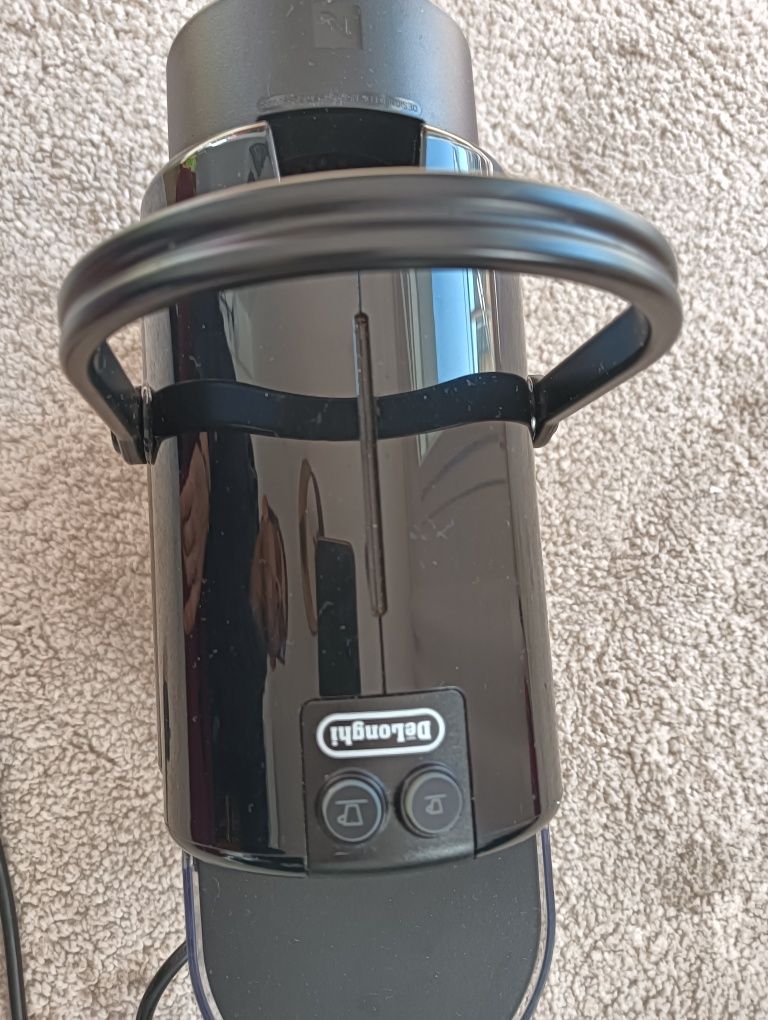 Maquina de café nespresso DeLonghi	A funcionar*