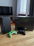 Konsola Xbox series X czarna, dwa kontrolery i stacja ładowania