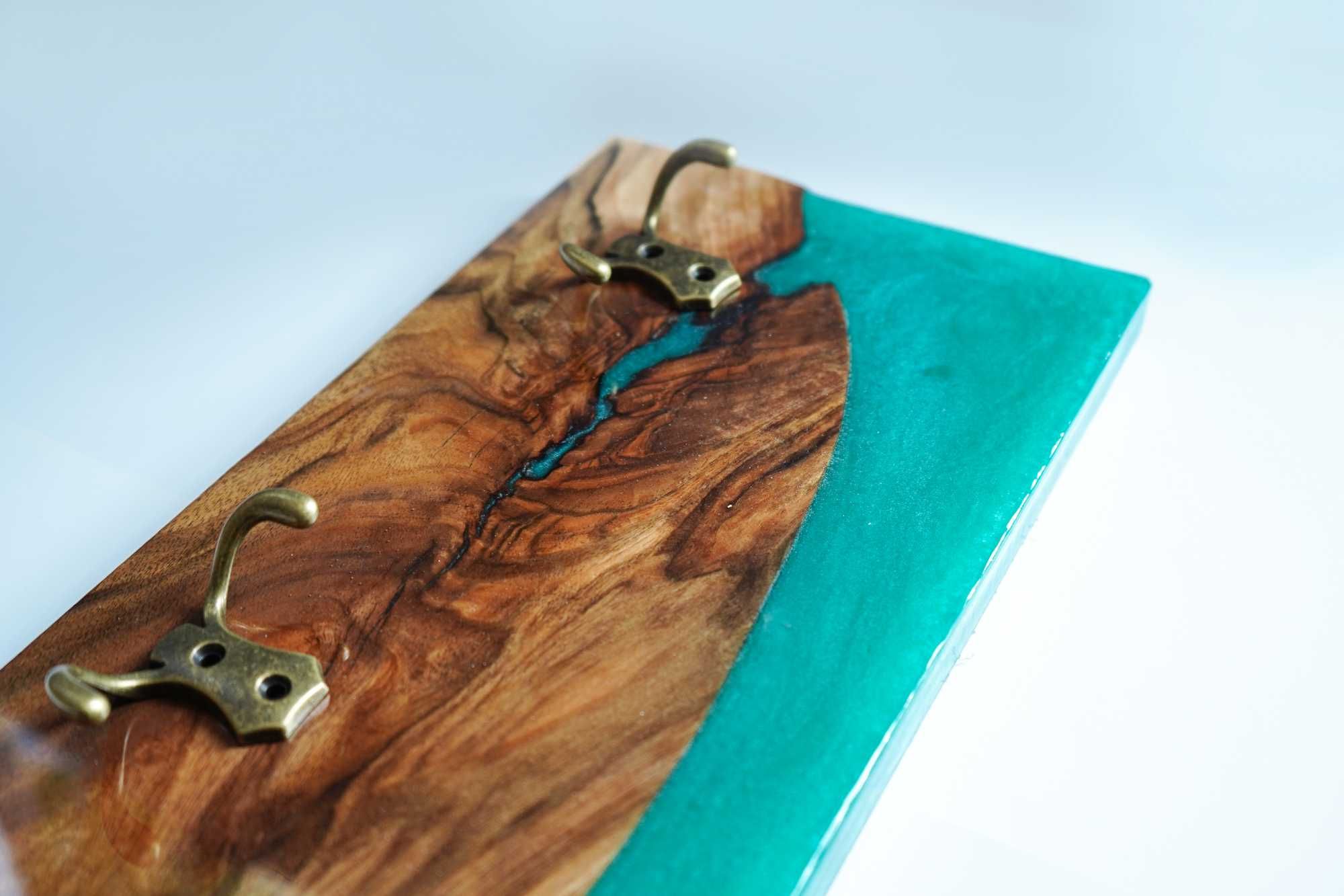 Piękny wieszak ścienny na ubrania loft z drewna i żywicy handmade
