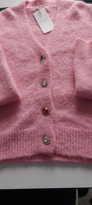 Różowy sweter rozpinany