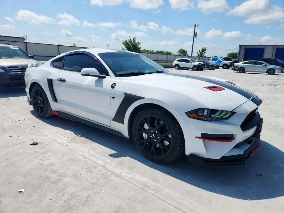 Ford Mustang Auto dla wymagających w transporcie do Europy