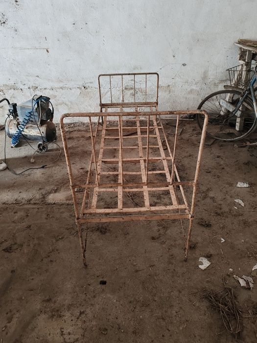 Cama de ferro dobrável antiga