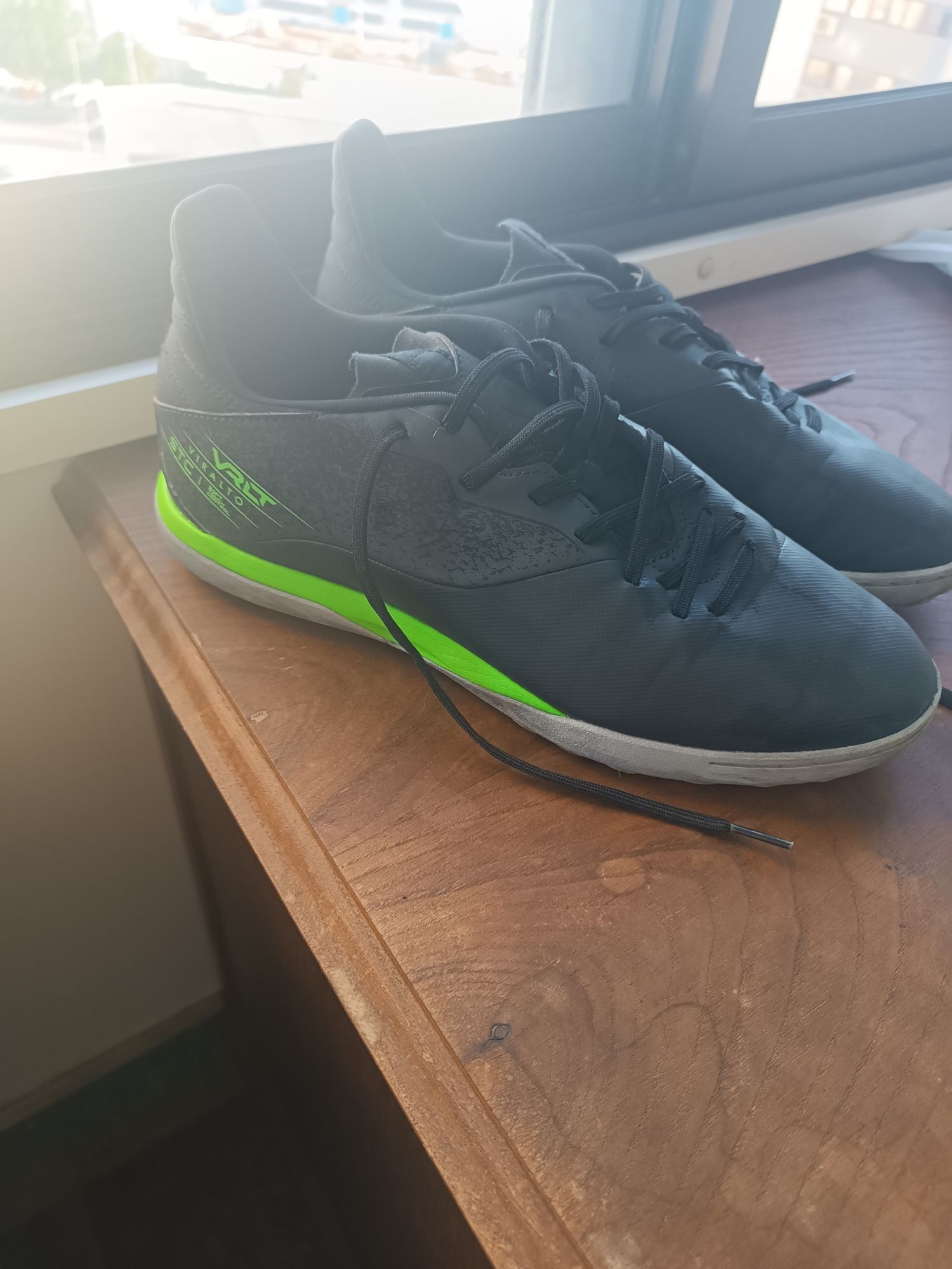 Sapatos de futebol tamanho 45